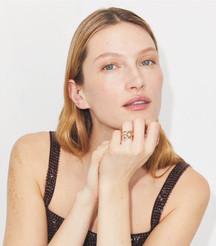 Tory Burch designer anelli Set di anelli sovrapponibili Forget Me Not in Tory Gold / Mother of Pearl accessory on model