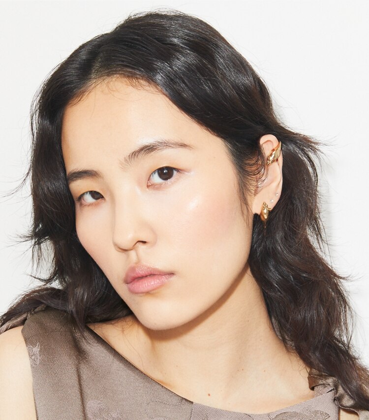 Tory Burch designer orecchini Set di orecchini Mice Runway in Light Brass additional on model