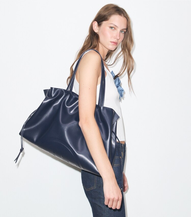 Tory Burch designer borse shopping Shopping con coulisse Ella natuura™ in New Navy accessory on model