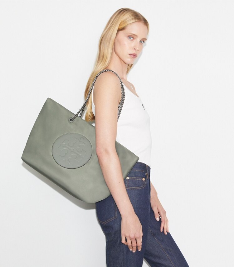 Tory Burch designer borse shopping Shopping Ella con catena in Shale Rock accessory on model