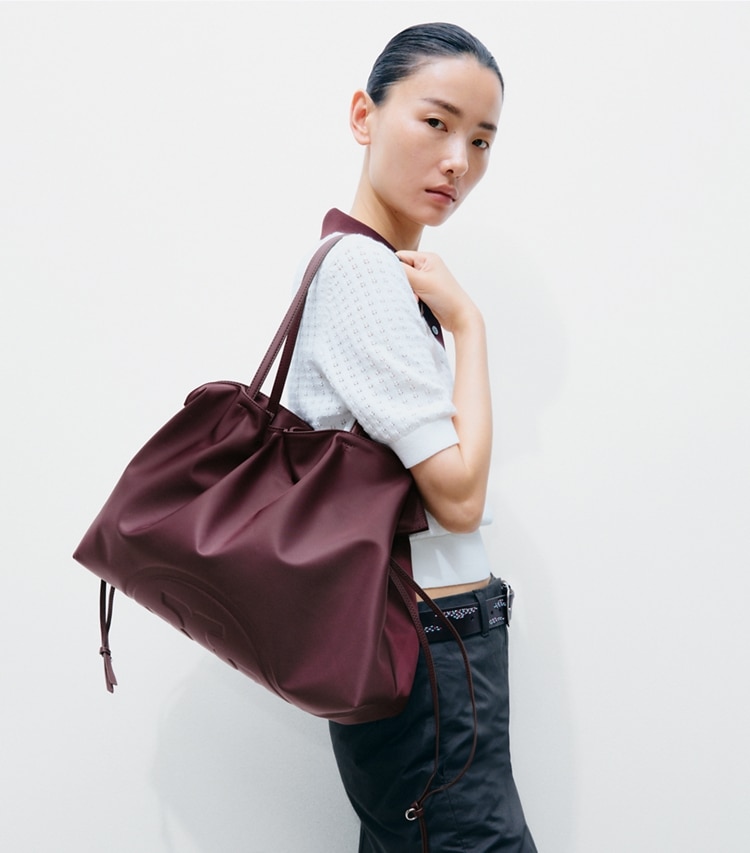 Tory Burch designer borse shopping Shopping Ella in nylon con coulisse in Dark Carmine accessory on model