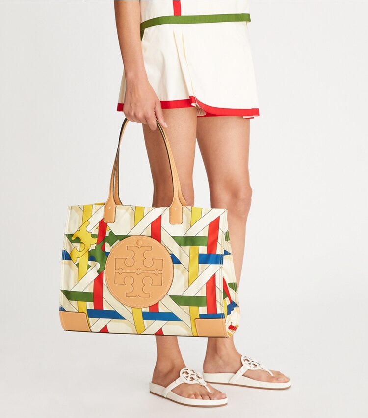 Tory Burch designer borse shopping Shopping Ella stampata in French Cream Basketweave accessory on model