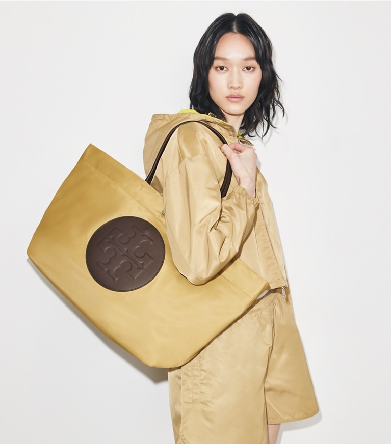 Tory Burch designer borse shopping Shopping Ella Twist in Wheat accessory on model