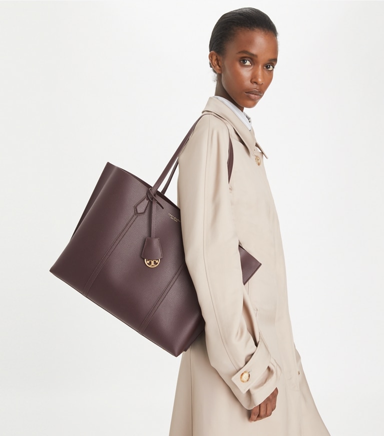 Tory Burch designer borse shopping Shopping Perry a tre scomparti in Deep Burgundy accessory on model