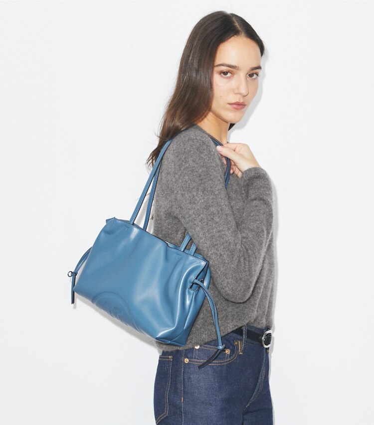 Tory Burch designer borse shopping Shopping piccola con coulisse Ella natuura™ in Electric Blue accessory on model