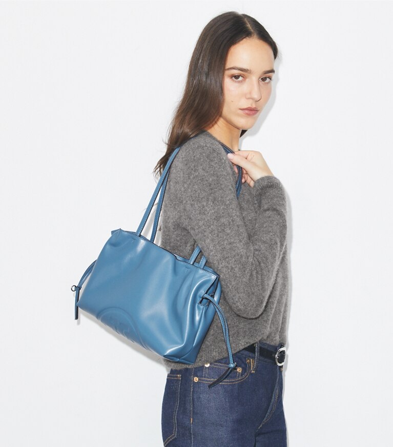 Tory Burch designer borse shopping Shopping piccola con coulisse Ella natuura™ in Electric Blue accessory on model