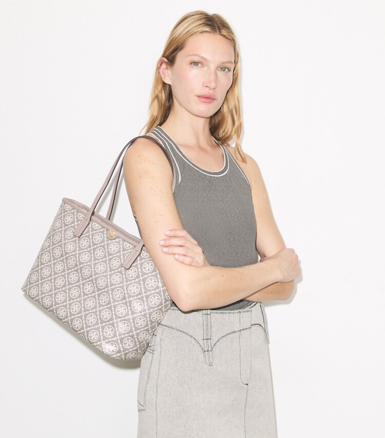 Tory Burch designer borse shopping Shopping piccola T Monogram in jacquard rivestito con zip in Charcoal accessory on model