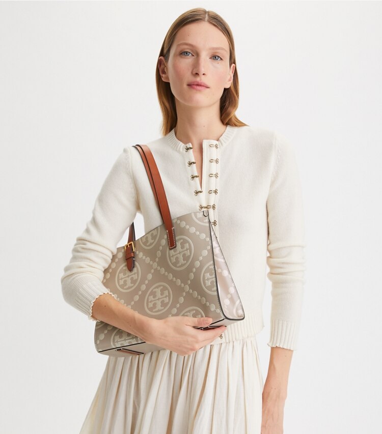 Tory Burch designer borse shopping Shopping T Monogram piccola con rilievo a contrasto in LONGAN / New Cream additional on model