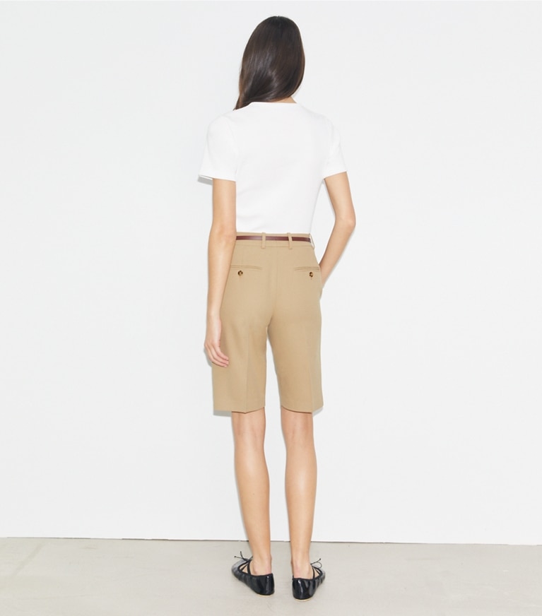 Tory Burch designer bas Short bermuda de golf dans Pale Teak sur modèle, de dos