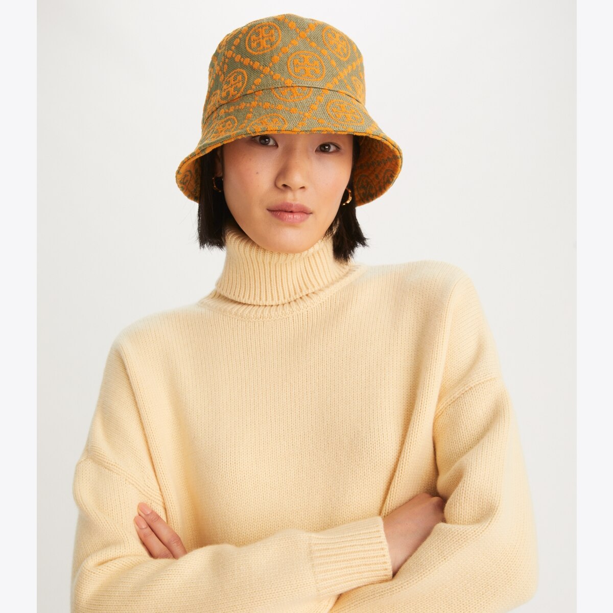 TORY BURCH｜PEDORAS (SHORT BRIM T-MONOGRAM BUCKET HAT (1 t-monogram-short-brim-bucket-