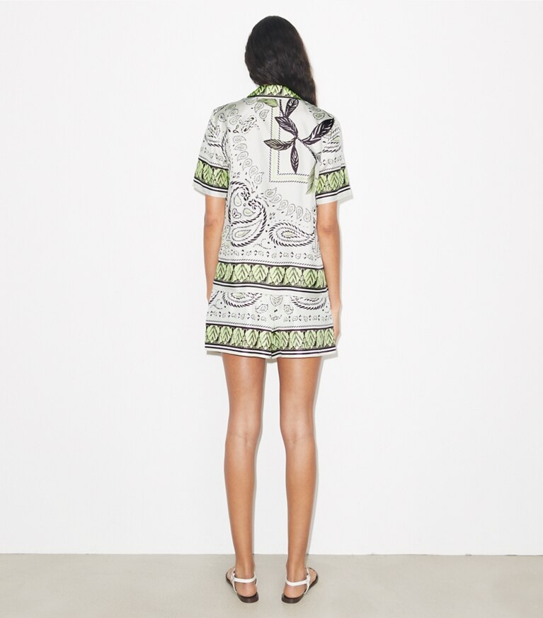 Tory Burch designer paréos Short camp en soie dans Mint Cockatoo sur modèle, de dos