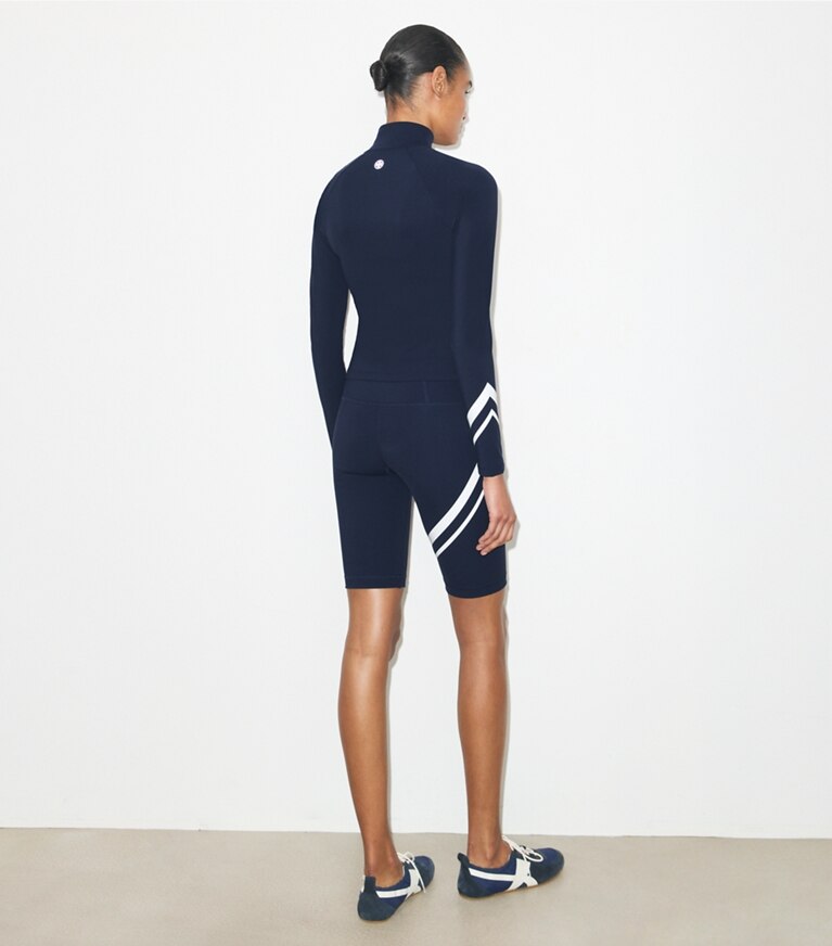 Tory Burch diseñador prendas inferiores Short de ciclismo Chevron en TORY NAVY parte posterior en modelo