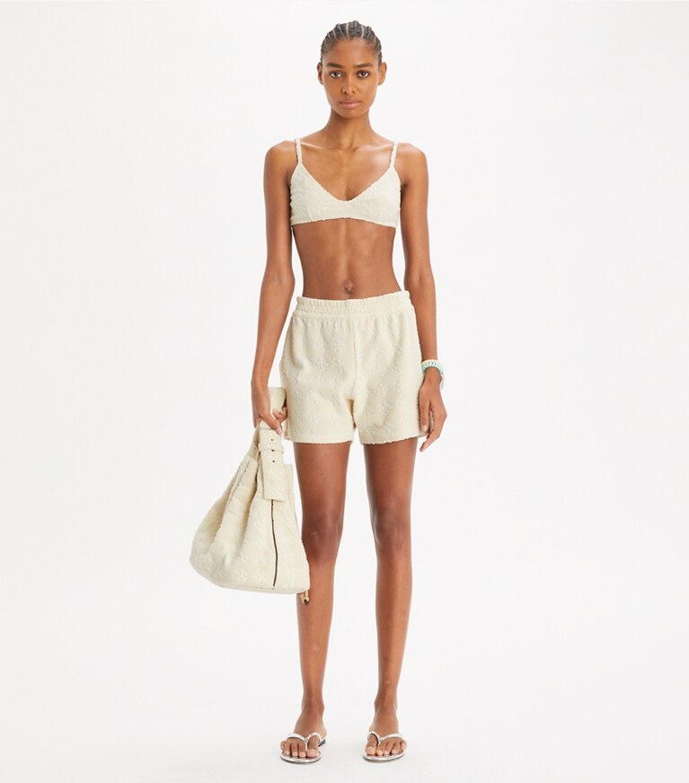 Tory Burch diseñador ropa de playa Short de jacquard de felpa con logo en NEW IVORY frente en modelo