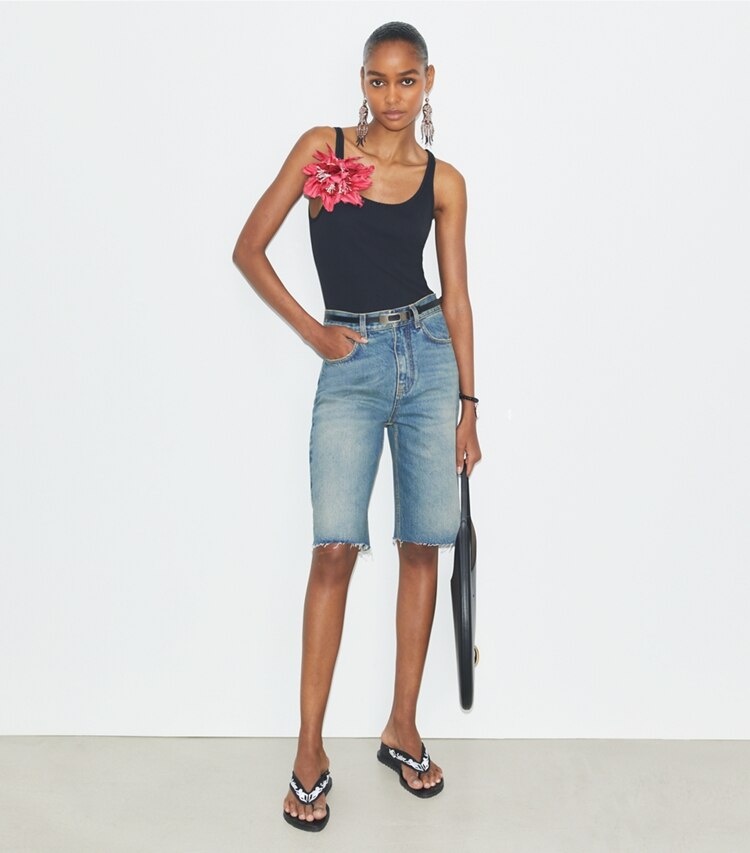 Tory Burch designer bas Short en denim de coton in Vintage Blue Wash sur mannequin, devant