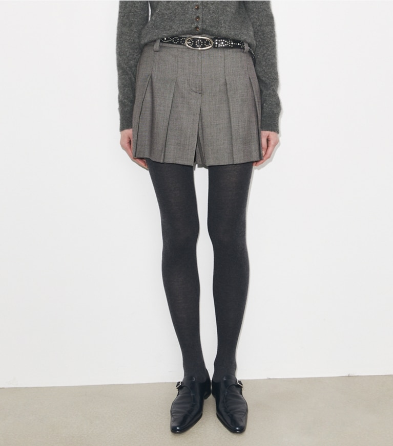 Tory Burch designer bas Short en laine in Black / Gray on model detail