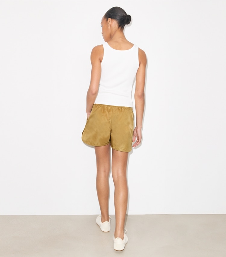Tory Burch designer bas Short en nylon in Green on model back