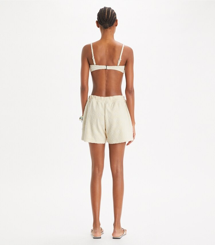Tory Burch designer paréos Short en ratine à logo Jacquard dans NEW IVORY sur modèle, de dos