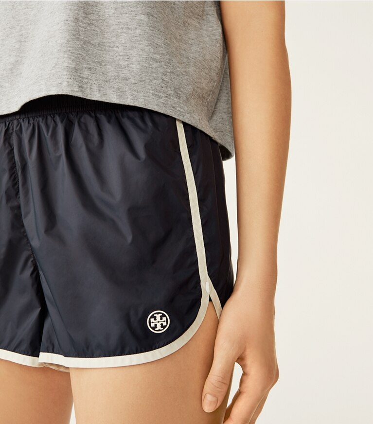 Tory Sport designer bas Short léger en nylon dans Tory Navy détail sur modèle