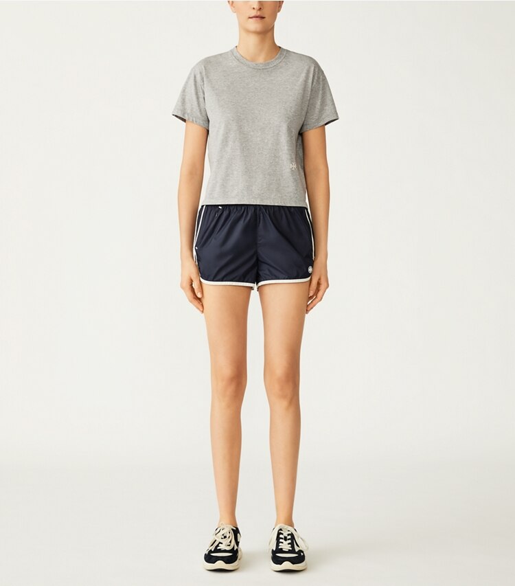 Tory Sport designer bas Short léger en nylon dans Tory Navy sur modèle, de face
