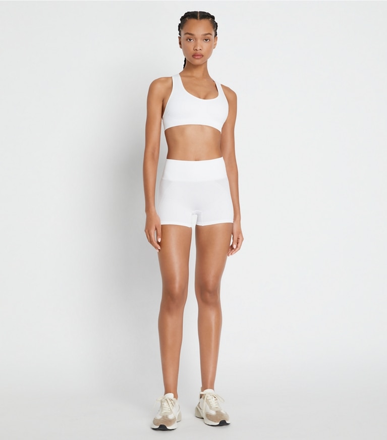 Tory Sport designer bas Short sans coutures dans Snow White sur modèle, de face