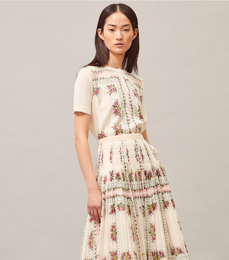 Tory Burch designer sweaters Short-Sleeve Printed Pullover in Garden Veil on model detail