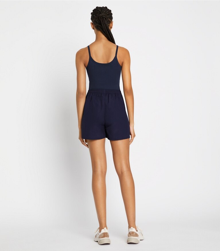Tory Sport diseñador prendas inferiores Short tipo camp en Tory Navy parte posterior en modelo