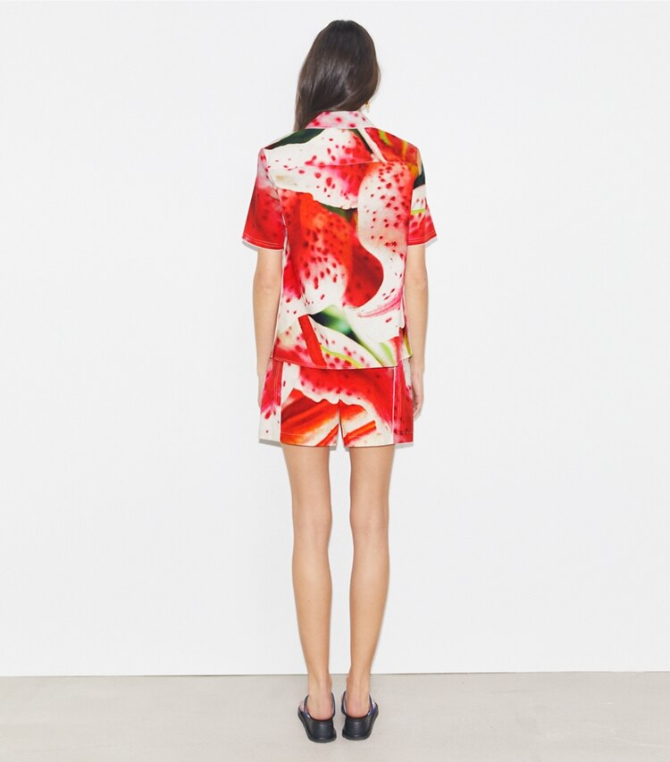 Tory Burch designer copricostume Shorts Camp in twill in Pink Lily on model back