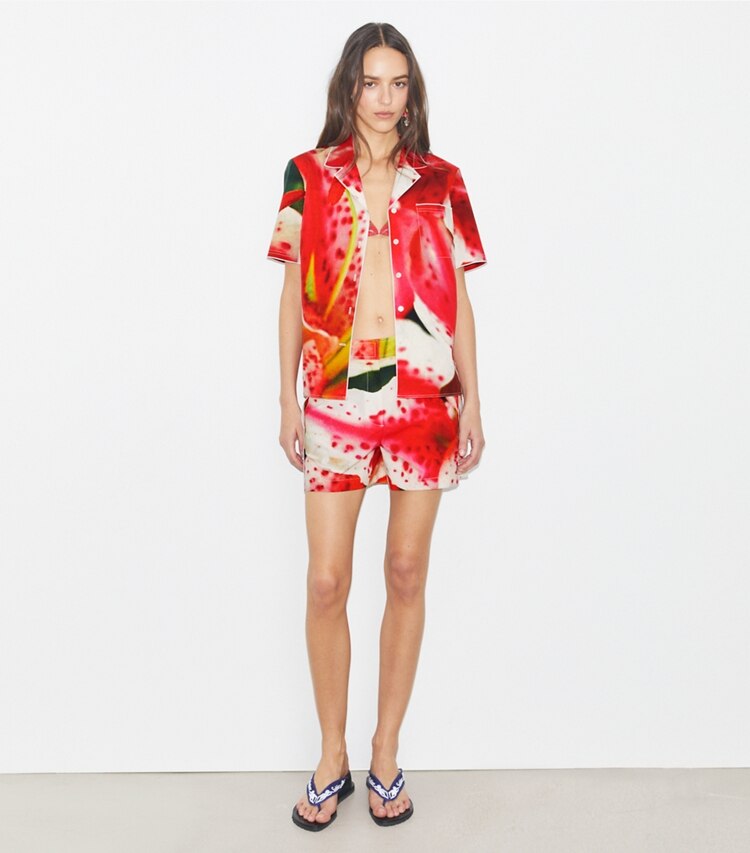 Tory Burch designer copricostume Shorts Camp in twill in Pink Lily parte anteriore su modella