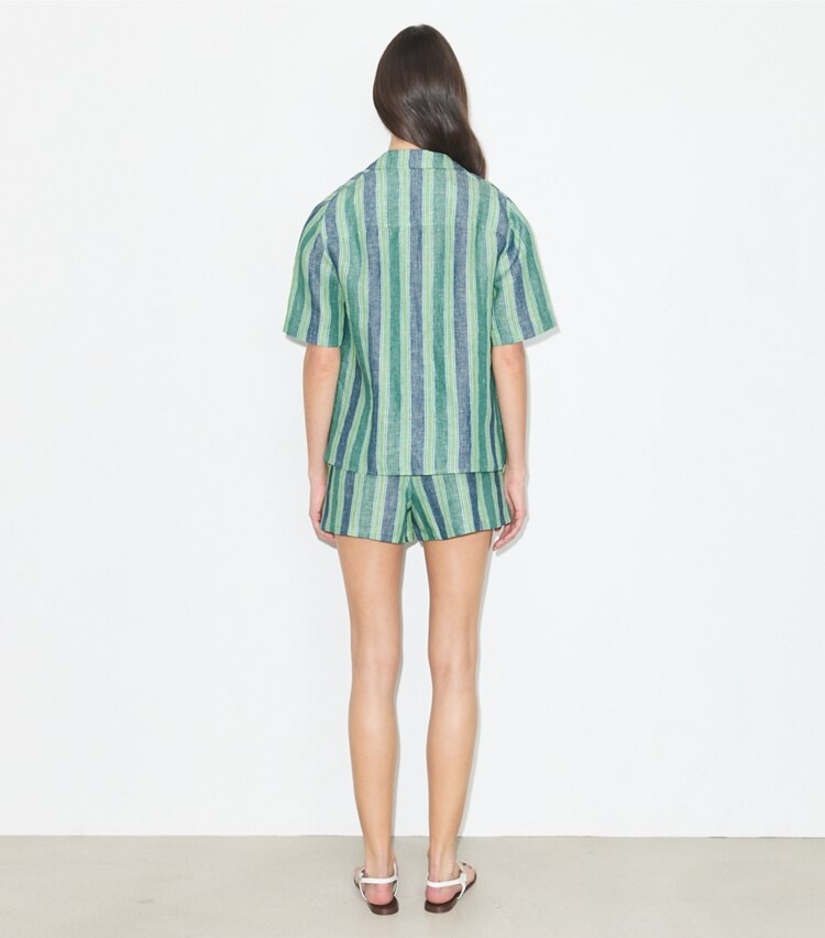 Tory Burch diseñador ropa de playa Shorts de lino a rayas en Blue / Green Summer Stripe parte posterior en modelo