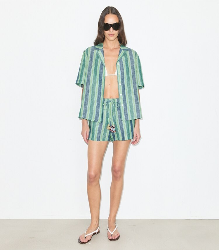 Tory Burch diseñador ropa de playa Shorts de lino a rayas en Blue / Green Summer Stripe frente en modelo