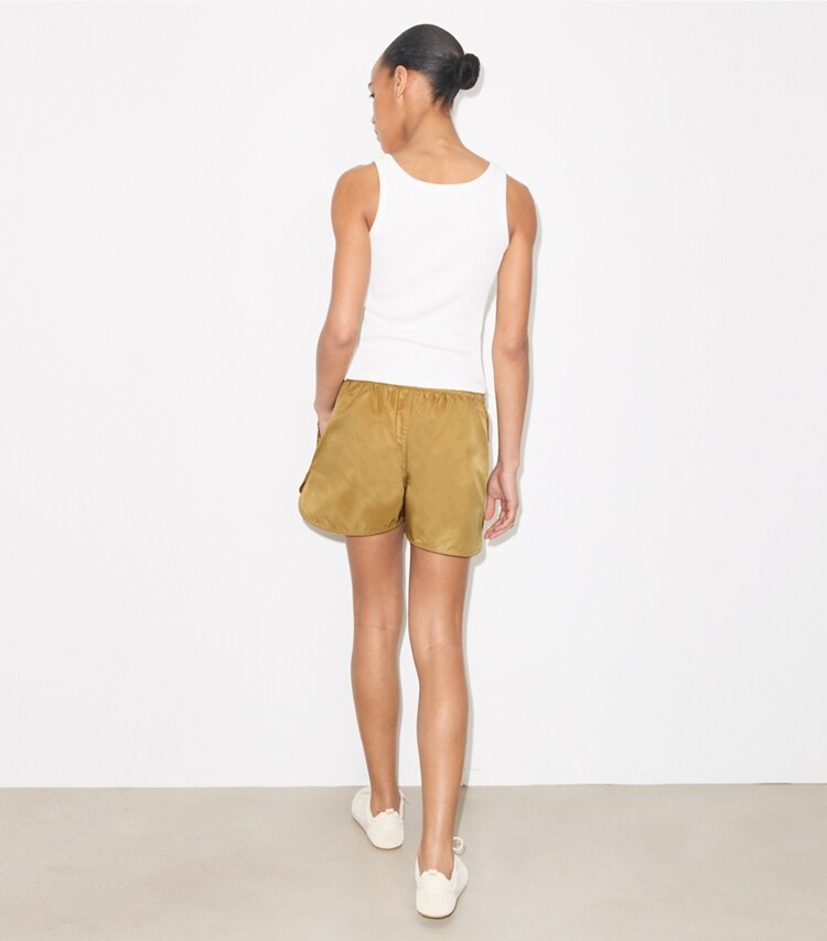 Tory Burch diseñador prendas inferiores Shorts de nailon en Green parte posterior en modelo