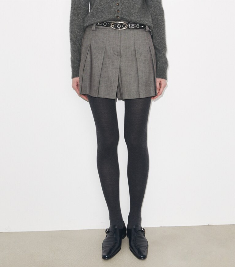 Tory Burch designer pantaloni Shorts in lana in Black / Gray on model detail