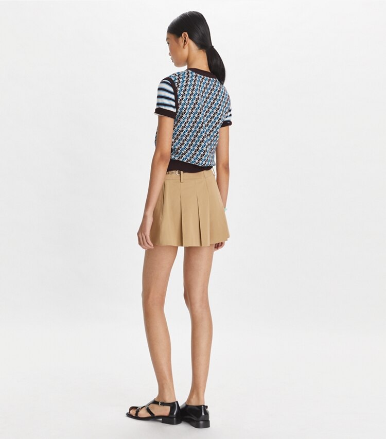 Tory Sport designer pantaloni Shorts in micro twill con pieghe in Chestnut Khaki on model back