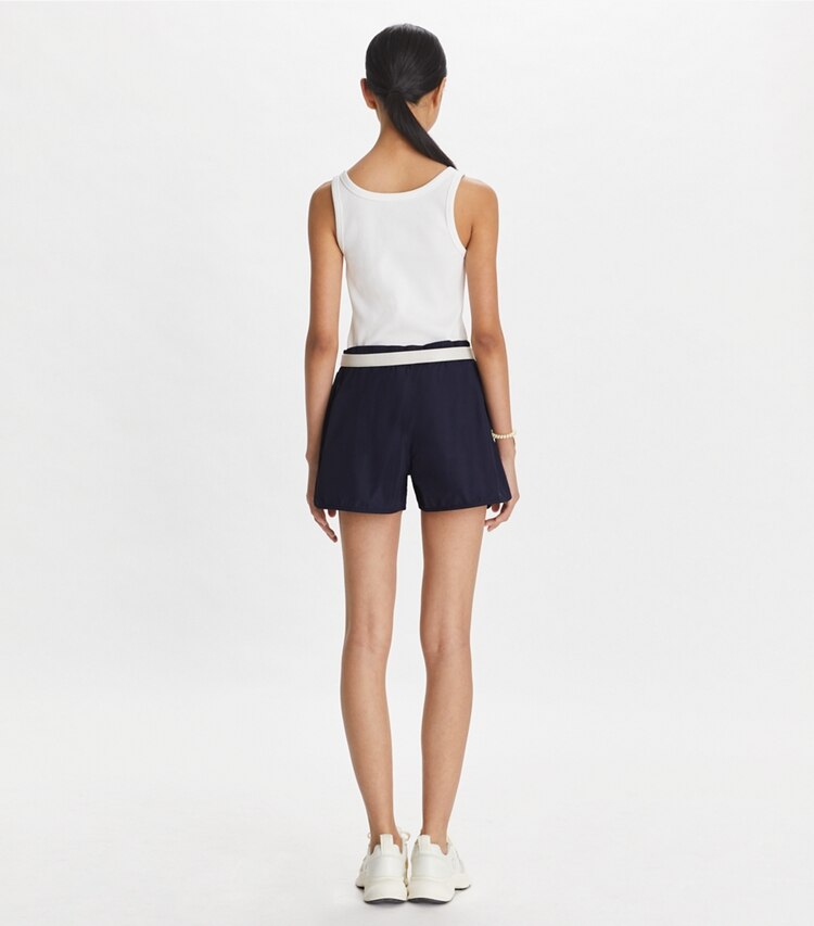 Tory Sport designer pantaloni Shorts in nylon con logo ricamato in Deep Navy on model back