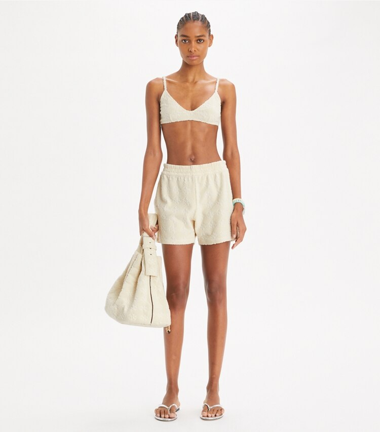 Tory Burch designer copricostume Shorts in spugna jacquard con logo in NEW IVORY parte anteriore su modella