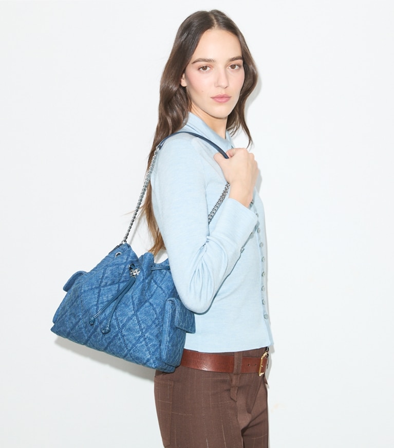 Tory Burch designer borse a tracolla Shoulder bag Charlie con coulisse in denim trapuntato in Blue accessory on model