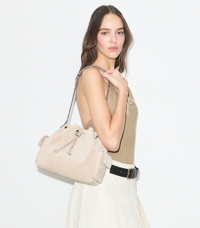 Tory Burch designer borse a tracolla Shoulder bag Charlie con coulisse in suede matelassé in Gray accessory on model