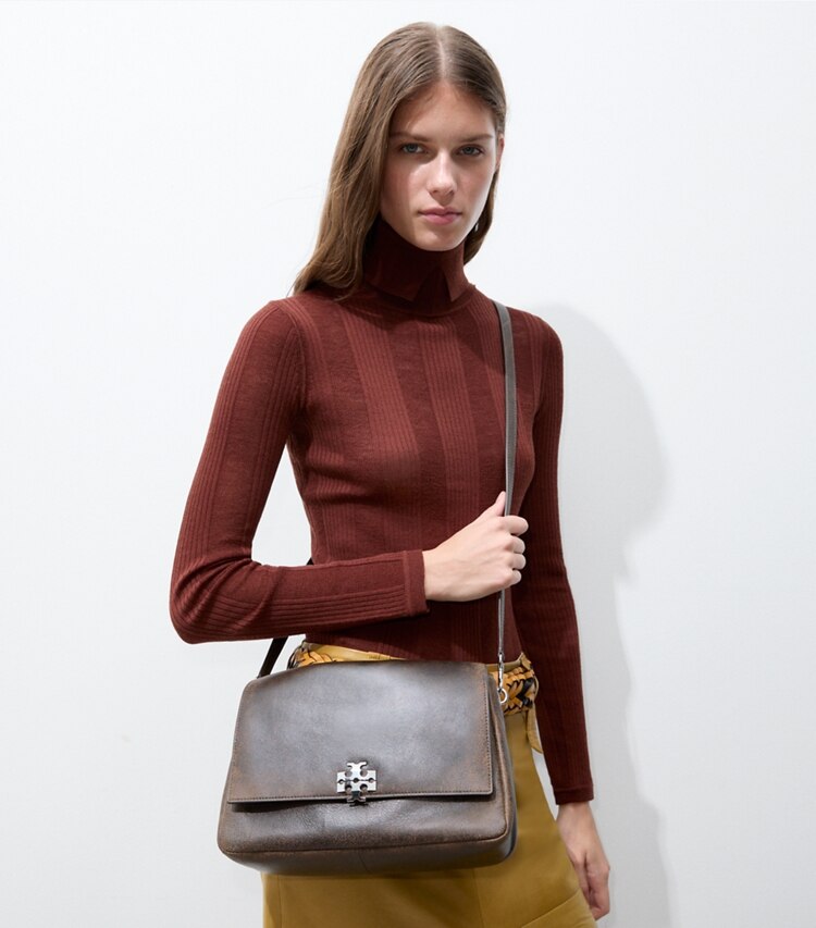 Tory Burch designer borse a tracolla Shoulder bag Charlie con effetto vissuto in New Barley/ Dark Roast additional on model