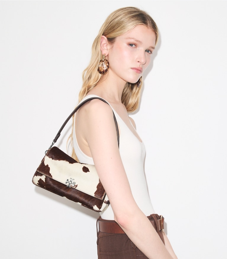 Tory Burch designer borse a tracolla Shoulder bag Charlie piccola in pelle di vitello in Mocha Brown / Shea Butter accessory on model