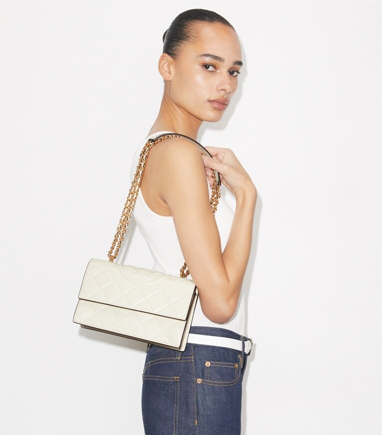Tory Burch designer borse a tracolla Shoulder bag Fleming piccola convertibile in Light Cream accessory on model