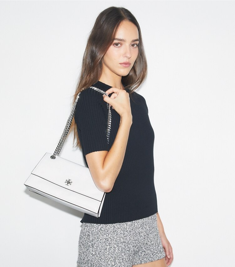 Tory Burch designer borse a tracolla Shoulder bag Kira con dettaglio a girello in BIANCO accessory on model