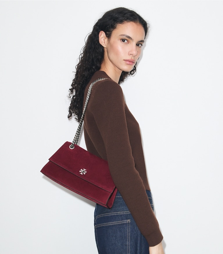 Tory Burch designer borse a tracolla Shoulder bag Kira in suede con dettaglio a girello in Merlot accessory on model