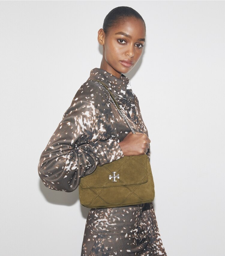 Tory Burch designer borse a tracolla Shoulder bag Kira in suede con trapuntatura a diamante in Deep Olive accessory on model