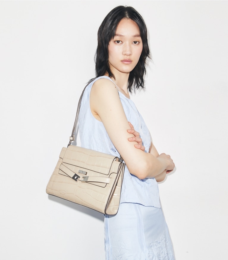 Tory Burch designer borse a tracolla Shoulder bag Lee Radziwill con rilievo a coccodrillo in Light Hickory accessory on model