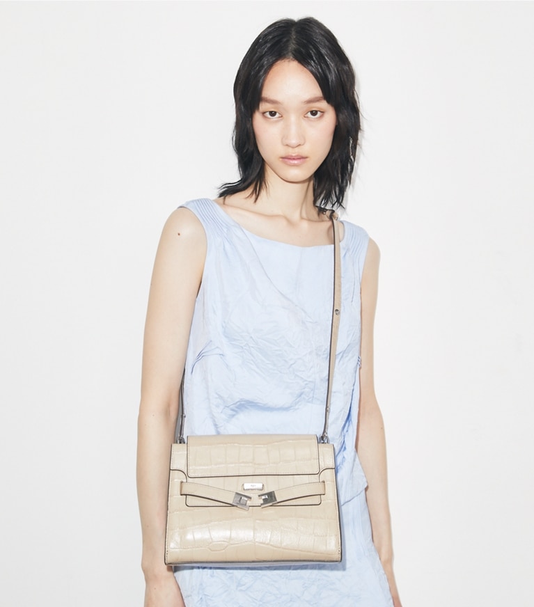 Tory Burch designer borse a tracolla Shoulder bag Lee Radziwill con rilievo a coccodrillo in Light Hickory additional on model