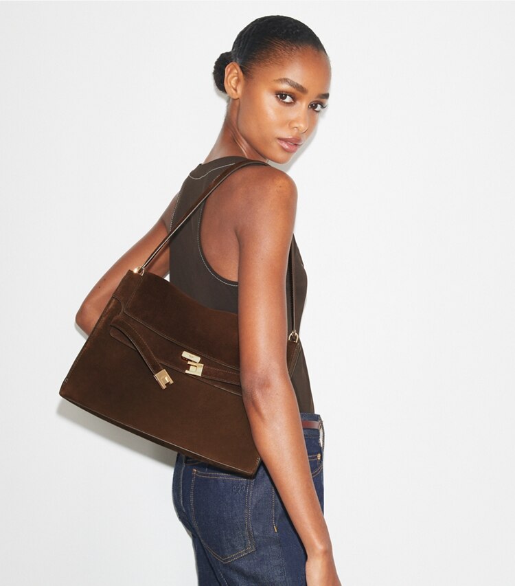 Tory Burch designer borse a tracolla Shoulder bag Lee Radziwill grande in suede in Dark Cocoa accessory on model
