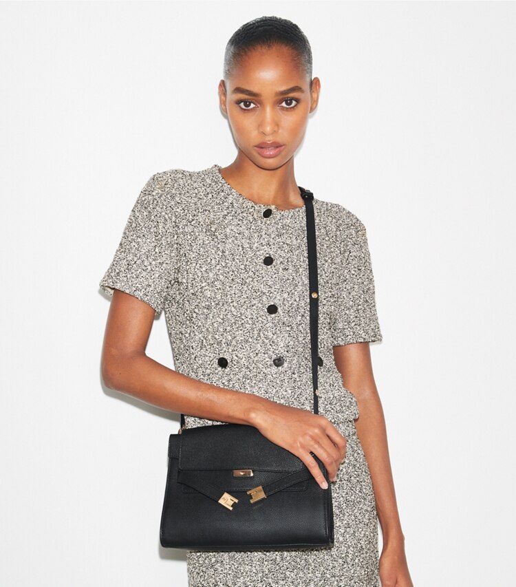 Tory Burch designer borse a tracolla Shoulder bag Lee Radziwill in pelle martellata in Black additional on model