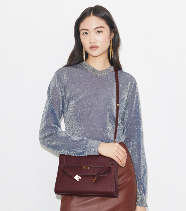 Tory Burch designer borse a tracolla Shoulder bag Lee Radziwill in pelle martellata in Dark Carmine additional on model