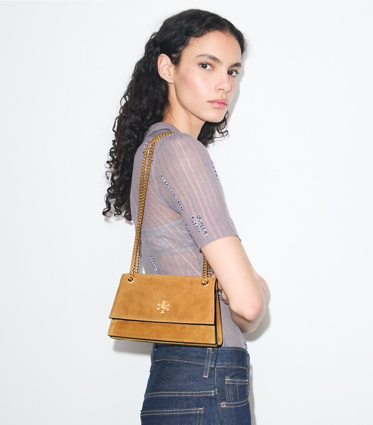 Tory Burch designer borse a tracolla Shoulder bag Mini Kira Turnlock in suede in Toffee accessory on model