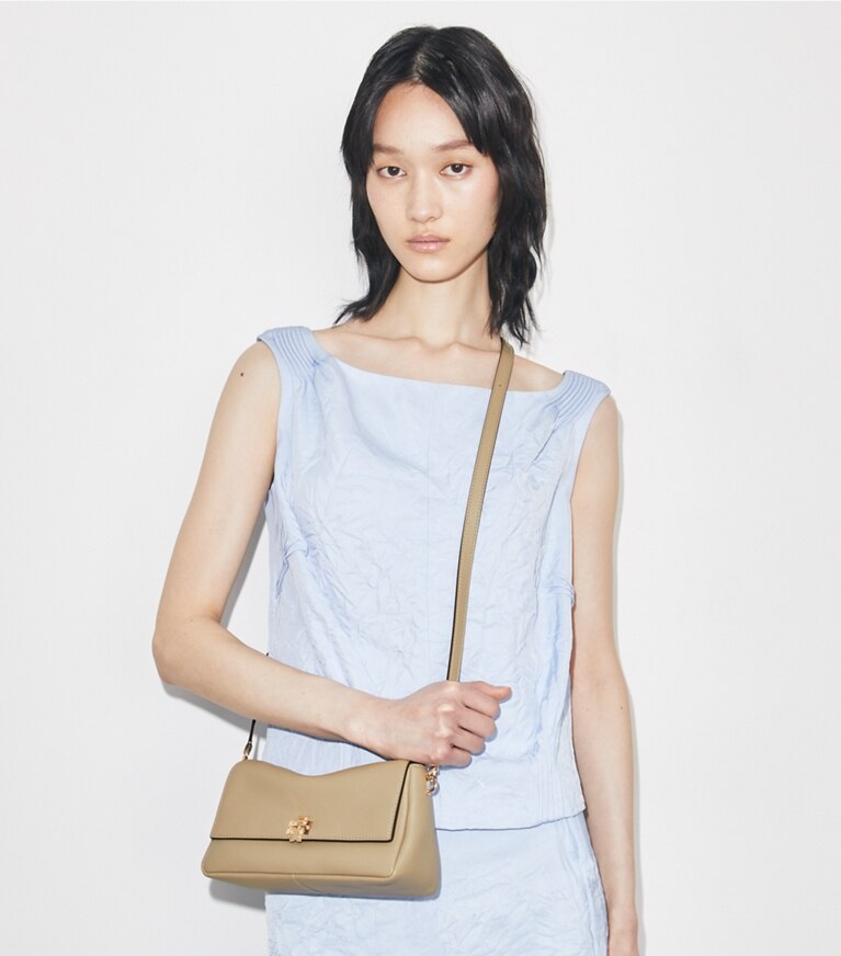 Tory Burch designer borse a tracolla Shoulder bag piccola Charlie in Soft Cement additional on model